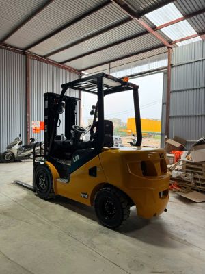 Xe nâng dầu 3 tấn UN FB30