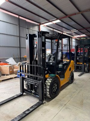 Xe nâng dầu 3 tấn UN FB30
