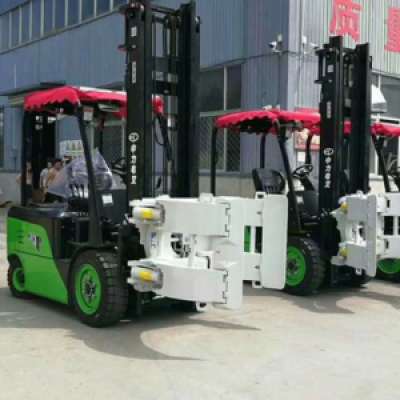 Xe nâng kẹp giấy